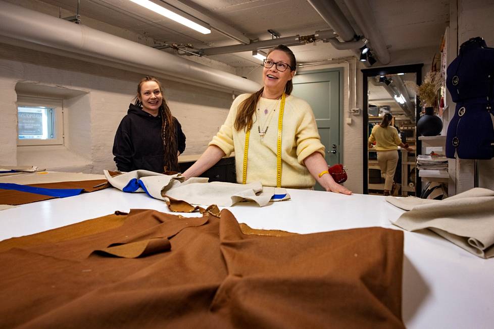 Teija Lenjaksella ja Marjo Savolaisella on kummalakin ompelualan yritys, joka toimii Mäkelänkatu 23–25:n uusituissa tiloissa. Alun perin paikalla oli usean auton talli. Se oli kuitenkin vähäisessä käytössä.