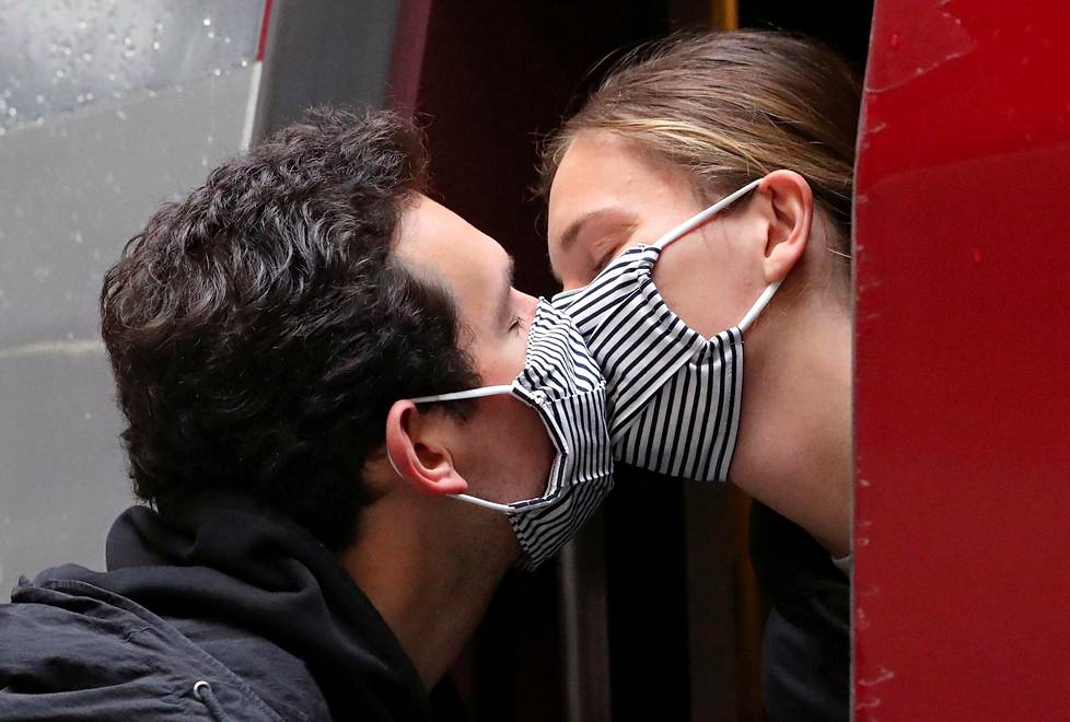 Henri de Chassey ja Margaux Rebois suutelivat ennen junan lähtöä rautatieasemalla Brysselissä 4. toukokuuta. Rebois pääsee palaamaan Pariisiin kahden Brysselissä vietetyn kuukauden jälkeen.