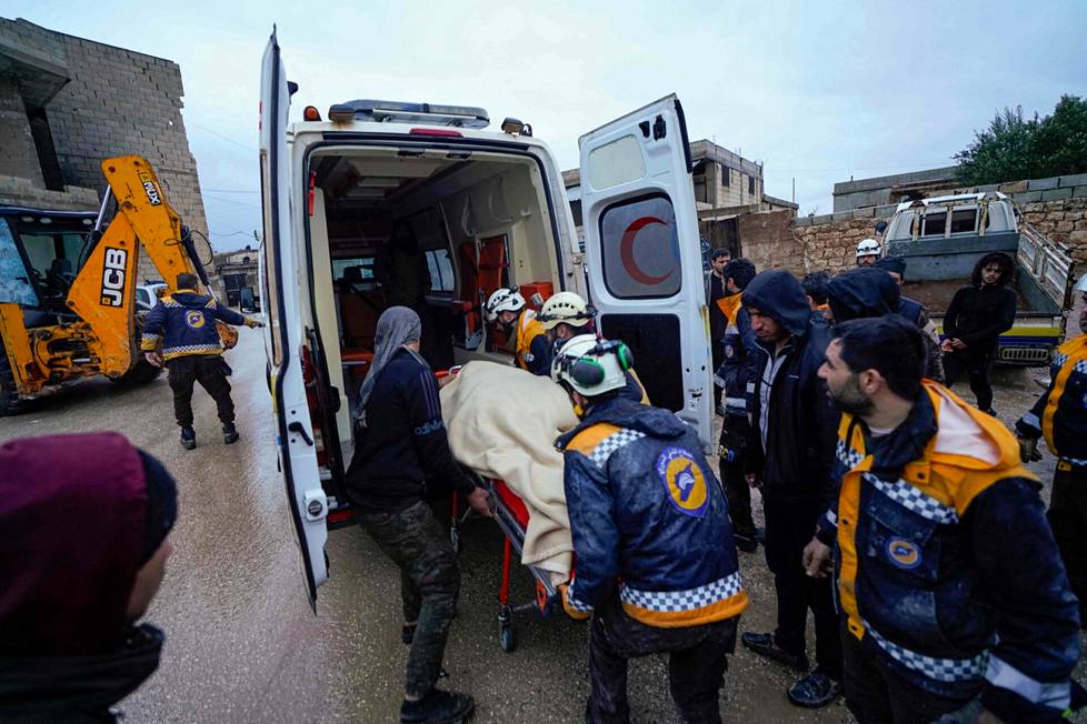 Idlibin alueella sijaitsevassa Shalakhin kylässä järistyksen uhria nostettiin ambulanssin kyytiin.