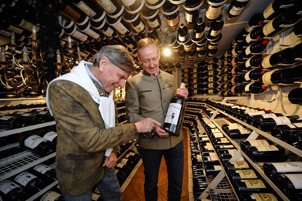 Itävallan St. Christophin alppikylässä vuosia asunut Thomas Zilliacus viihtyy ja on tullut vähitellen osaksi kyläyhteisöä – siinäkin määrin, että hän on saamassa omille viinipulloille säilytystilaa kylän viinikellarissa, joka on suurin Bordeaux-suurpullojen viinikellari maailmassa. Viinikellarin partneri Florian Werner ehdottaa Zilliacukselle Bad Boy -viiniä hänen syntymäpäiväjuhliinsa tarjottavaksi. 