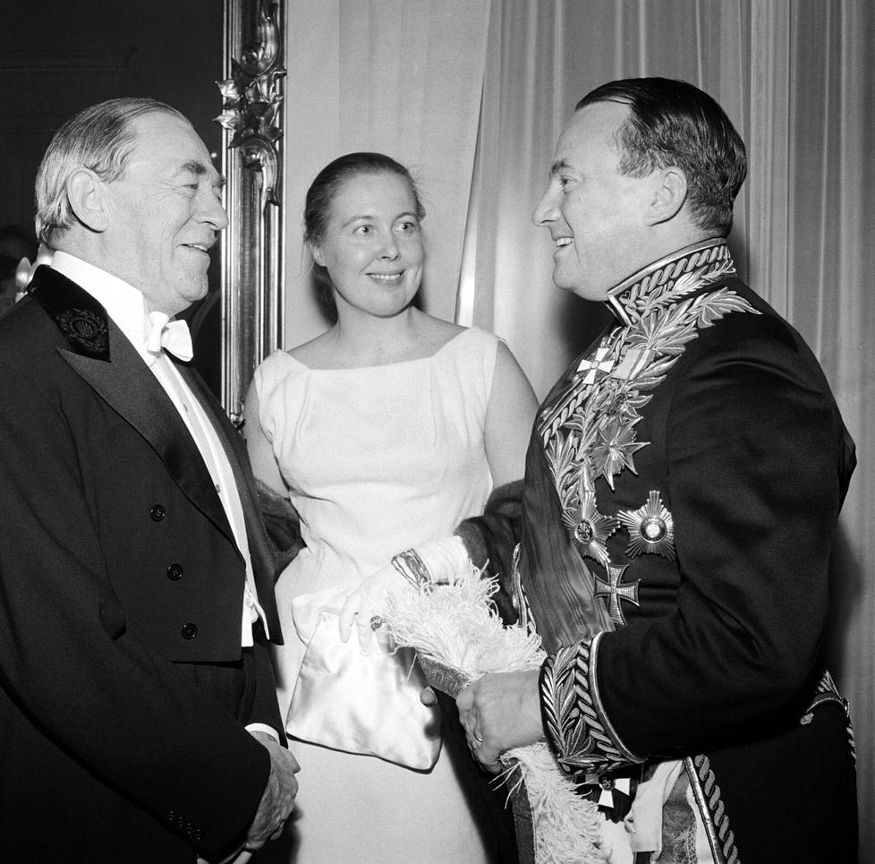 Alvar Aalto ja Elissa Aalto olivat näkyvä arkkitehtipariskunta 1950-luvulta alkaen. Tässä pariskunta keskustelemassa Ruotsin suurlähettilään Gösta Engzellin kanssa presidentinlinnan kutsuilla itsenäisyyspäivänä 1959.