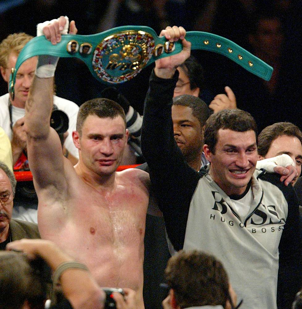 Vitali Klitško (vas.) juhli veljensä kanssa voittoa Corrie Sandersista huhtikuussa 2004 Los Angelesissa. Voitto oli yhteinen, sillä aiemmin Vladimir Klitško oli hävinnyt Sandersille. 