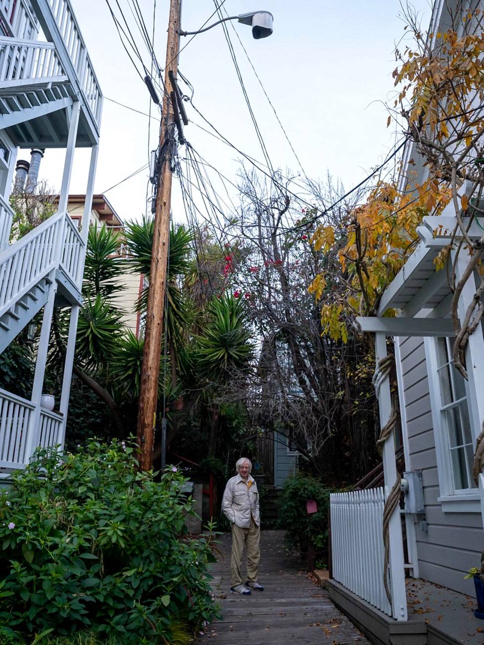 Miljoona-asuntojen viime vuosisadan sähkötolpat. 20 vuotta sitten tarjottiin mahdollisuutta laittaa johdon kuntoon mutta kustannukset olisi pitänyt kattaa itse, eivätkä naapurit päässeet asiasta sopuun, kertoo Joe Luttrell San Franciscon Telegraph Hillin arvoalueella.