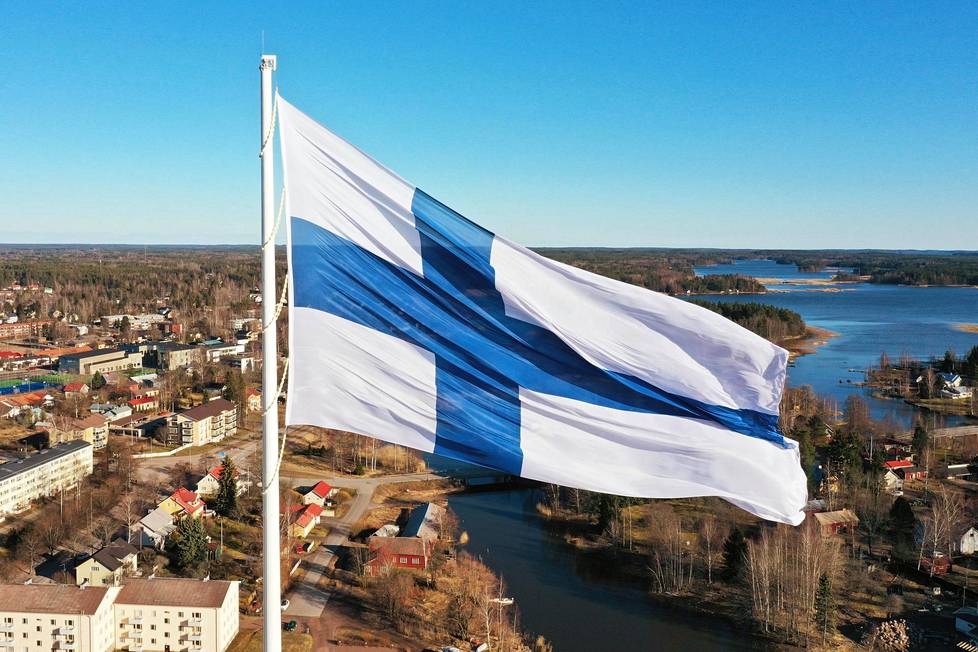 Vihdoin pystyssä. Haminassa liehuu nyt maailman suurin, koripallokentän kokoinen Suomen lippu. Kokonaisuudelle tuli hintaa noin miljoona euroa, josta kaupunki on maksanut valtaosan.