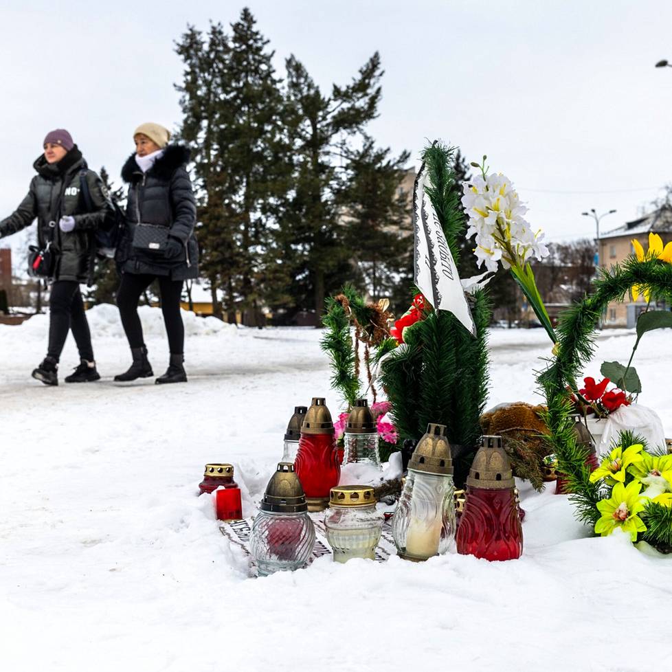 Toisen maailmansodan neuvostomonumentti on poistettu puistosta Daugavpilsissä. Paikalle tuodaan edelleen kukkia ja kynttilöitä.