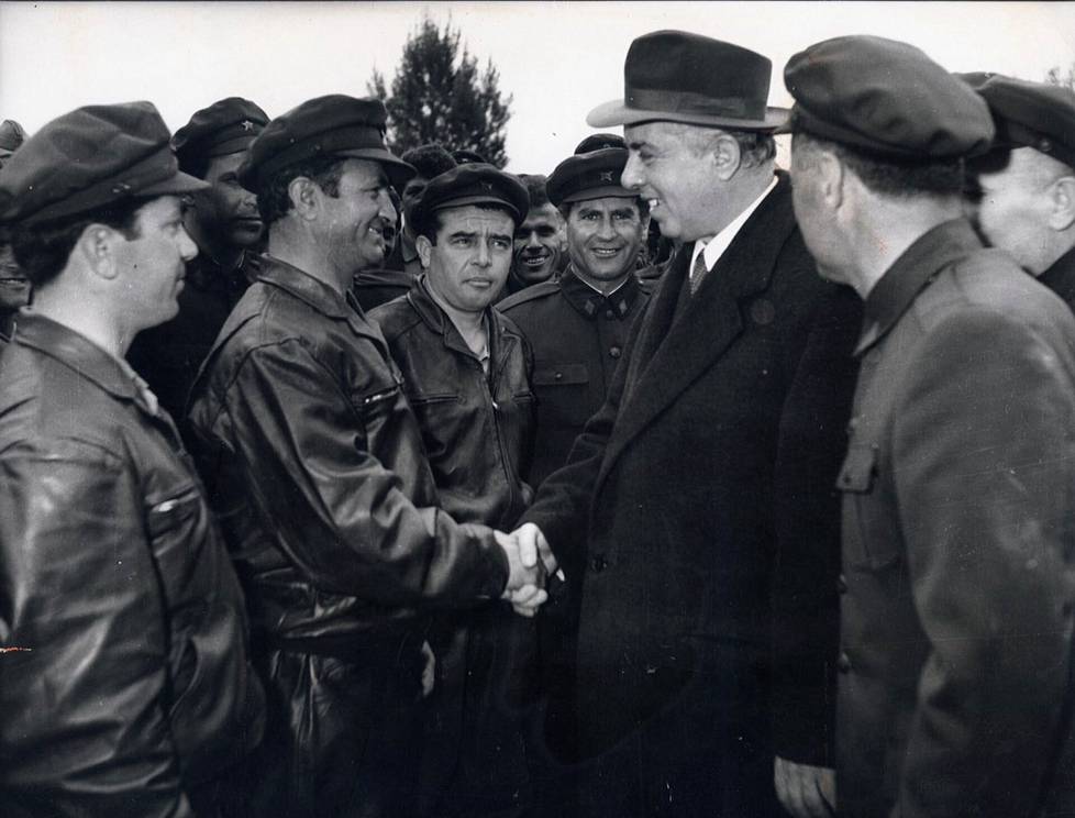 Enver Hoxha (keskellä) oli Albanian itsevaltainen johtaja toisen maailmansodan lopusta kuolemaansa vuonna 1985 saakka. Kuvassa hän tervehtii Albanian asevoimien jäseniä Albanian kansanarmeijan perustamisen 30-vuotispäivänä vuonna 1973.