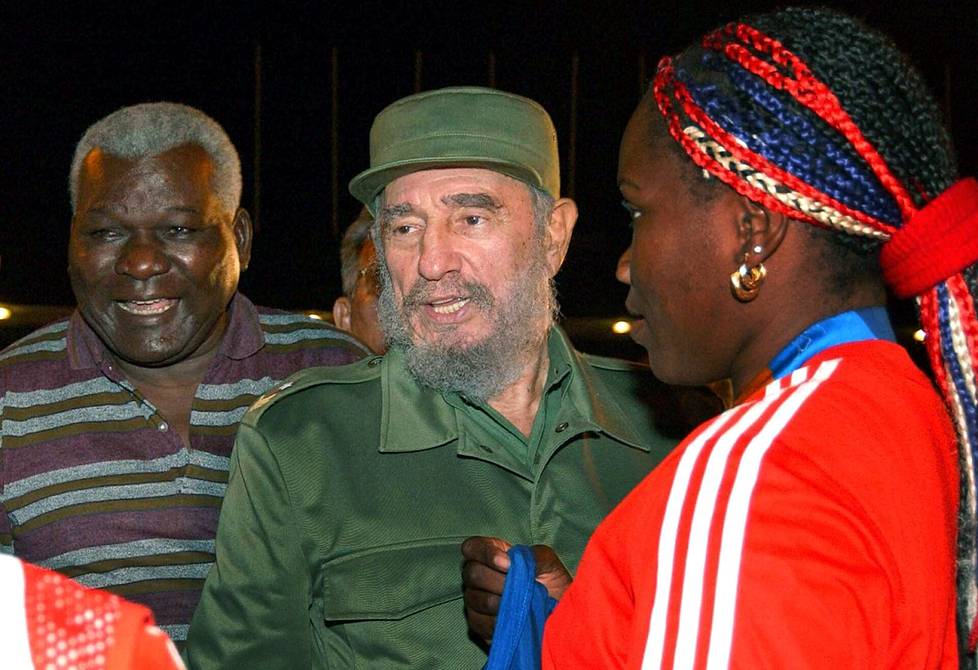 Kuuban kommunistijohtaja Fidel Castro tapasi kuubalaisen keihäänheittäjän Olseydis Menendezin vuonna 2004, kun Menendez oli tuonut kotimaahansa kultamitalin Ateenan olympialaisista. Vuonna 2016 kuollut Castro johti maataan kymmenen Yhdysvaltain presidentin virkakausien ajan.