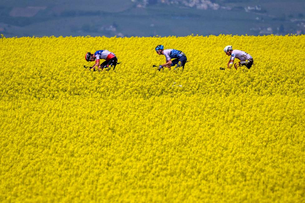 Frenchman Rémi Cavagna, Latvian Krists Neilands and Frenchman Nans Peters will cycle to the third leg of the Tour de Romandie near Valbroye in Switzerland at the end of April.