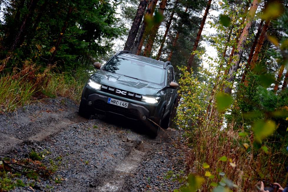 The Duster quietly races down with the help of the downhill retarder. Then you don't have to press the brake, but the car descends the hill independently.