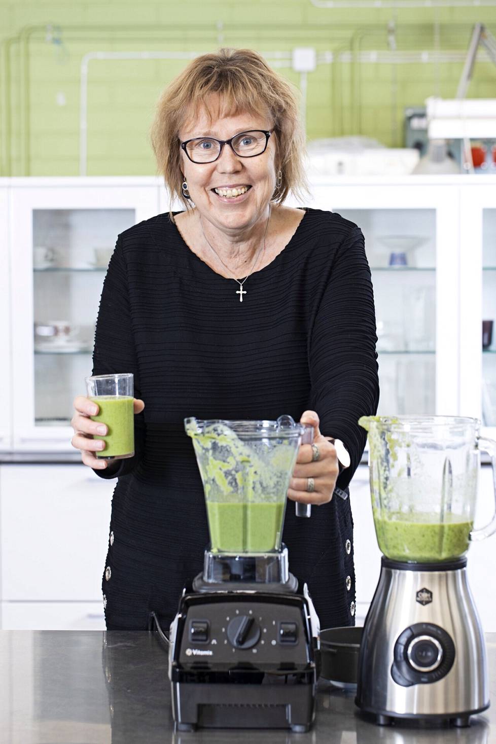 Työtehoseuran tutkija Tarja Marjomaa valmisti HS:n pyynnöstä tehosekoittimilla kahta smoothieta.