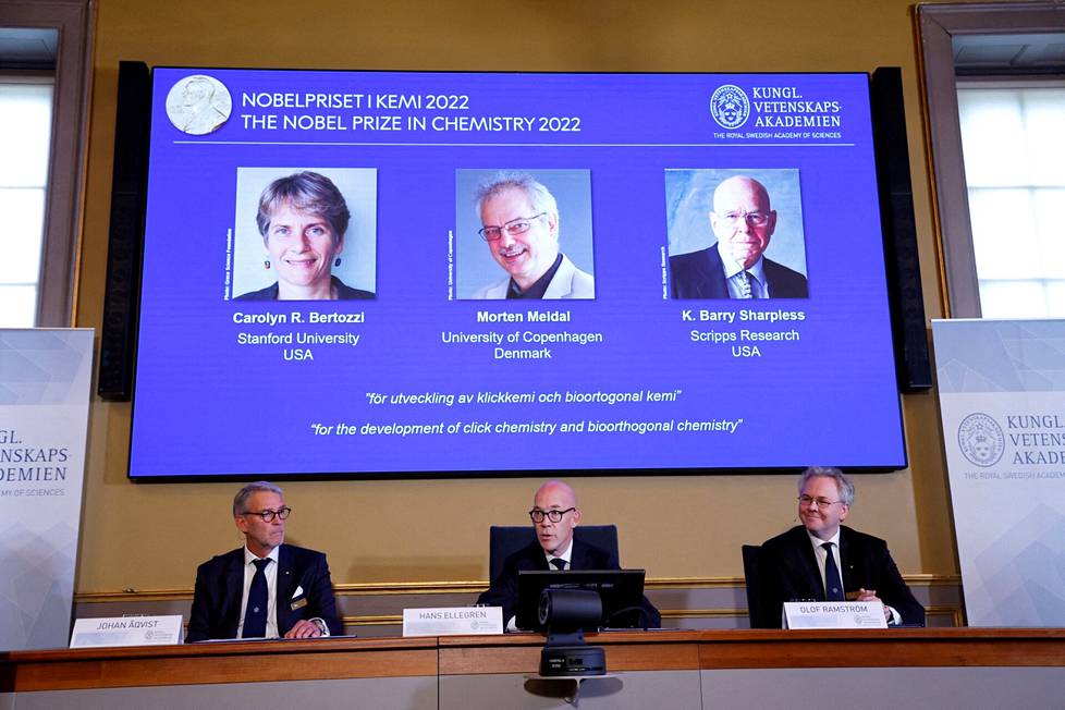 Nobel-palkitut näkyivät valkokankaalla, kun kemian komitean puheenjohtaja Jonas Åqvist (alhaalla vas.) sekä Hans Ellegren ja Olof Ramström esittelivät heidät keskiviikkona Tukholmassa.