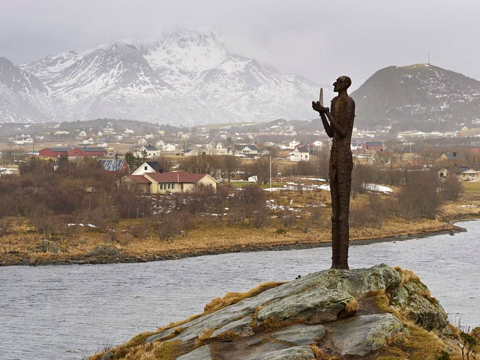 Kuvanveistäjä Killi Olsenin patsas "Mannen fra Havet" Bø i Vesterålenin rantakalliolla.