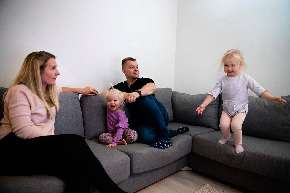 Carita Vaittinen ja Jukka Lappalainen muuttivat joulukuussa lastensa Ellen Lappalaisen, 1,5, ja Eevi Lappalaisen, 3, kanssa Klaukkalaan Espoosta. Kuva on perheen vanhasta kodista Espoon Perusmäestä.