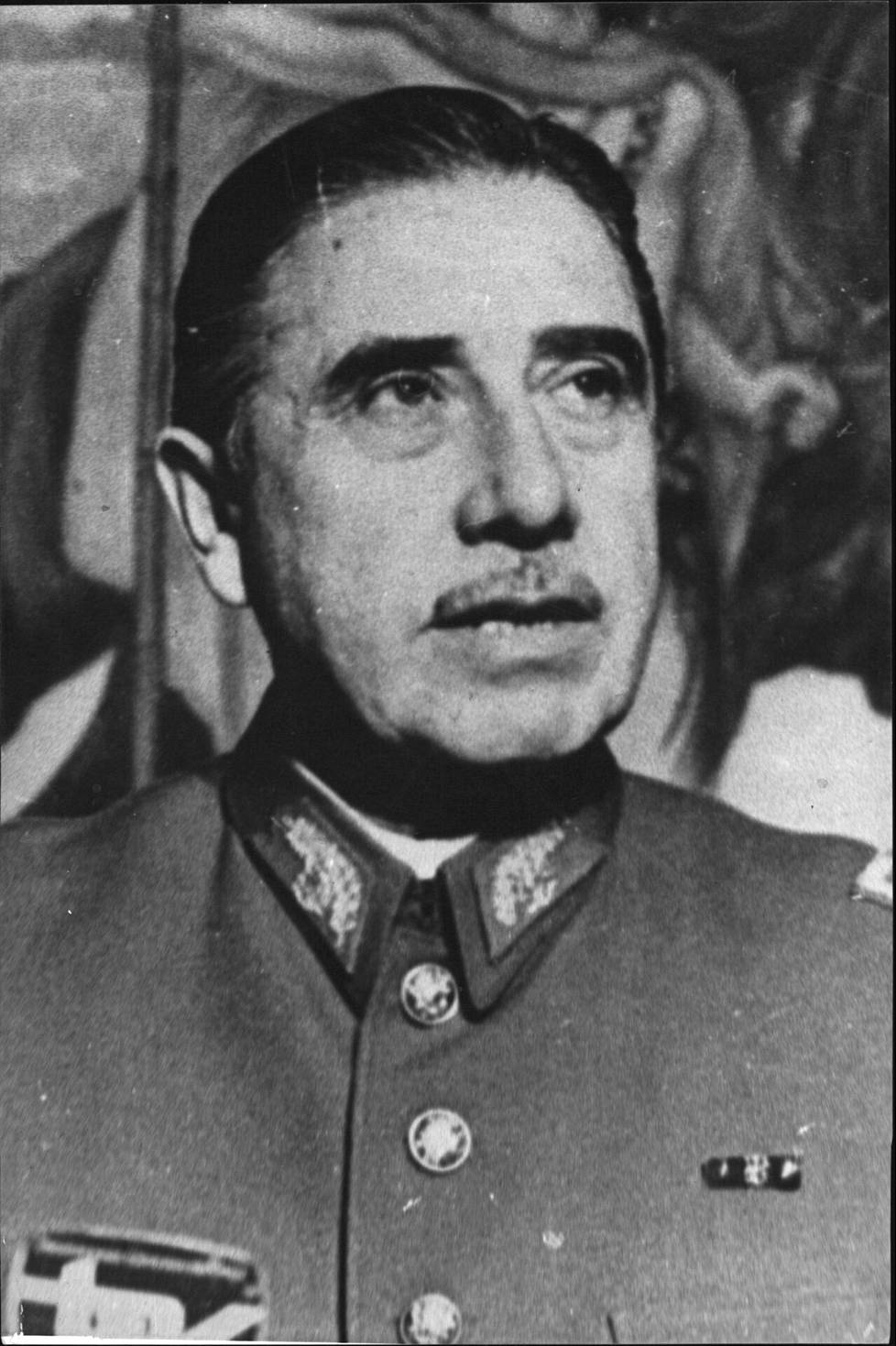 Kenraali Augusto Pinochet johti Chileä vuosina 1973–1990. Hän jatkoi puolustusvoimien ylipäällikkönä vuoteen 1998 ja sen jälkeen senaattorina vuoteen 2002. Hän kuoli vuonna 2006.