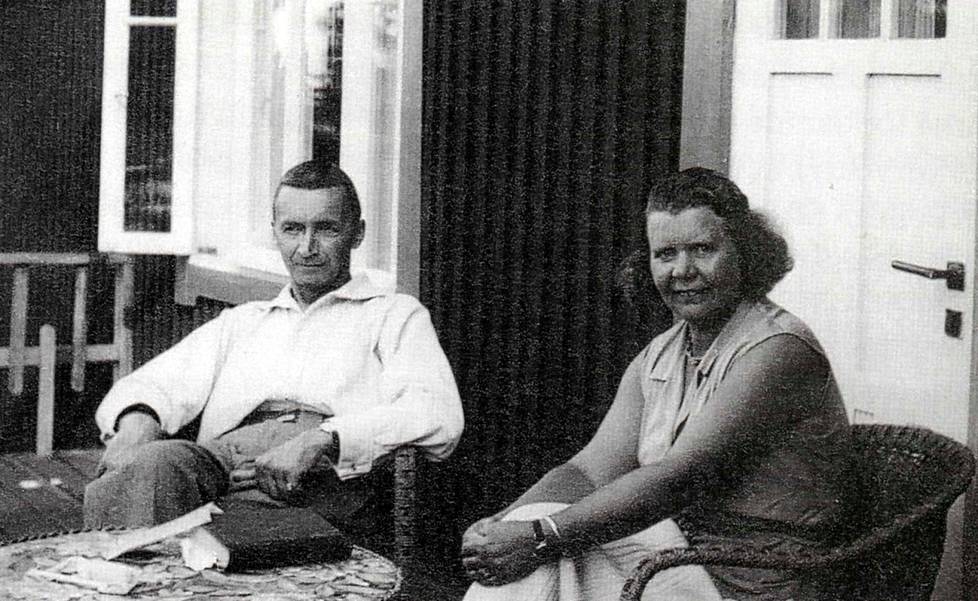 Alma ja Nikolai Klee kuvattuna 1930-luvun lopulla Kivimäen pensionaatissa Luumäellä. Luumäki oli 1900-luvun alussa pietarilaisten suosima lomapaikka. Kivimäen pensionaatin omisti paronitar von Knorring, niin ikään emigrantti Pietarista. Kleet viettivät siellä myös hopeahääpäiväänsä vuonna 1937. –  Maj-Britt Paron kirjan kuvitusta.