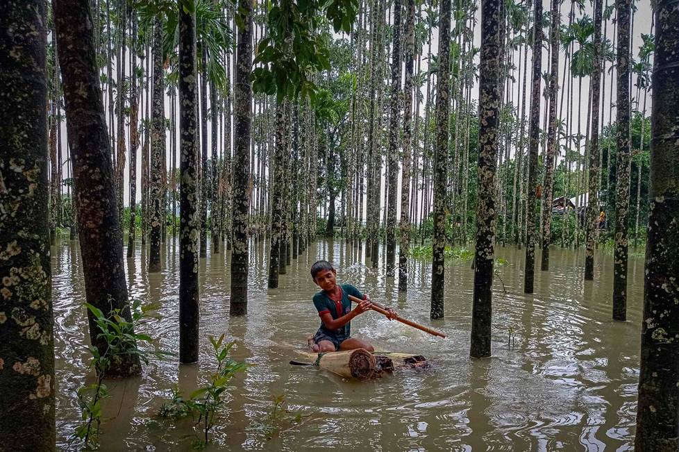 30. heinäkuuta. Lapsi meloi tulva-alueella Maulovir Parassa, Bangladeshissa. Monsuunisateiden aiheuttamat tulvat ja mutavyöryt tappoivat ainakin 20 ihmistä ja jättivät jumiin jopa 300 000 ihmistä.