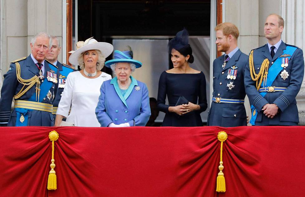 Kuninhasperhe oli koolla heinäkuussa 2018 Buckinghamin palatsin parvekkeella. Vasemmalta: prinssi Charles vaimonsa herttuatar Camillan kanssa, kuningatar Elisabet, herttuatar Meghan sekä prinssit Harry ja William.