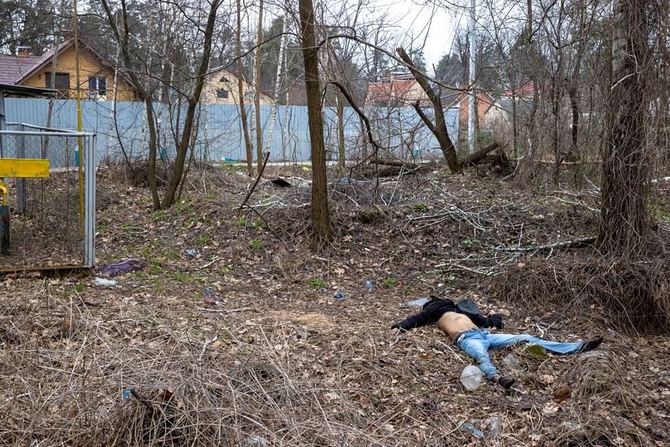 Тело убитого у дороги. ФОТО: КАЛЛЕ КОПОНЕН / HS
