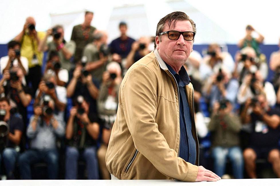 Kuolleet lehdet -elokuvan ohjaaja ja käsikirjoittaja Aki Kaurismäki median edessä Cannesissa tiistaina.