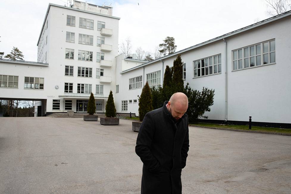 Toimitusjohtaja Peter Gabrielsson uskoo, että Vierumäki voidaan pelastaa, vaikka velkataakka on raskas. Gabrielssonin takana on Vierumäen vuonna 1936 valmistunut päärakennus Kaskela.