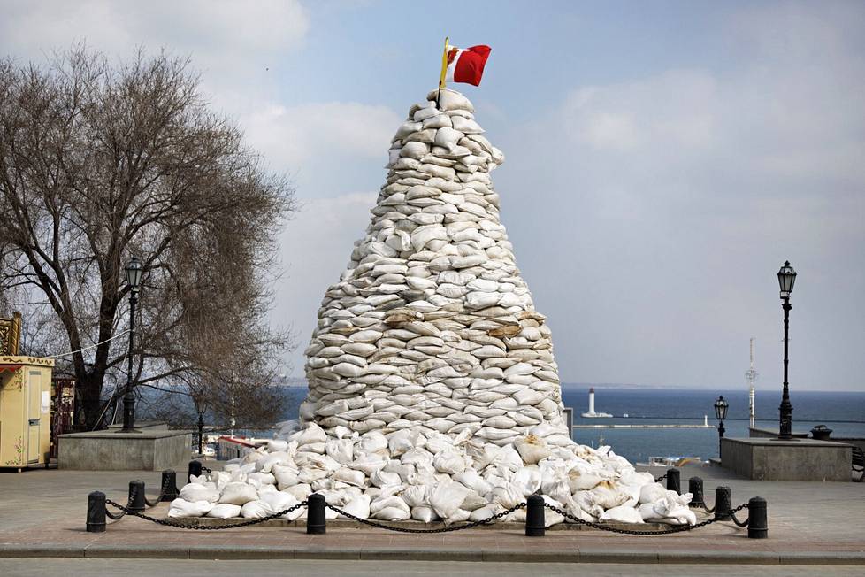 18. maaliskuuta, Odessa. Richelieun herttuan patsas meren äärellä on suojattu hiekkasäkein. Huipulla liehuu Odessan lippu. 