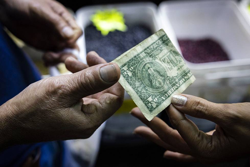 Dollari vaihtoi omistajaa kauppahallissa Caracasissa.