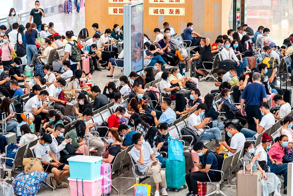 Kiina on maailman väkirikkain maa ehkä enää hetken ajan. Sitten on Intian vuoro. Kuva on Shenzhenin rautatieasemalta Etelä-Kiinasta lokakuussa 2020.