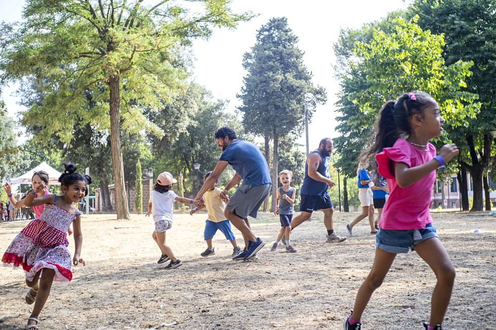 Atlantia ja Sport Senza Frontiere järjestävät 4–14-vuotiaille ukrainalaisille pakolaisille liikunta- ja kielitunteja sekä muuta ohjelmaa kesäleirillä Villa Fasinissa, Roomassa. 