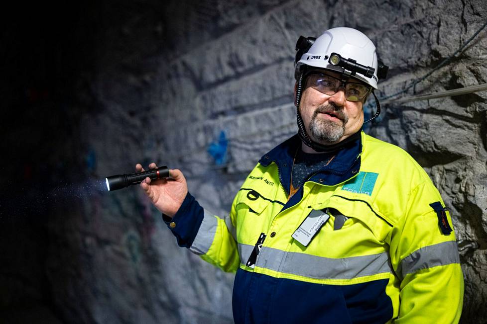 Geologi Antti Mustonen esittelee paikkoja yli 400 metrin syvyydessä ydinjätteen loppusijoitustunnelissa Olkiluodossa.