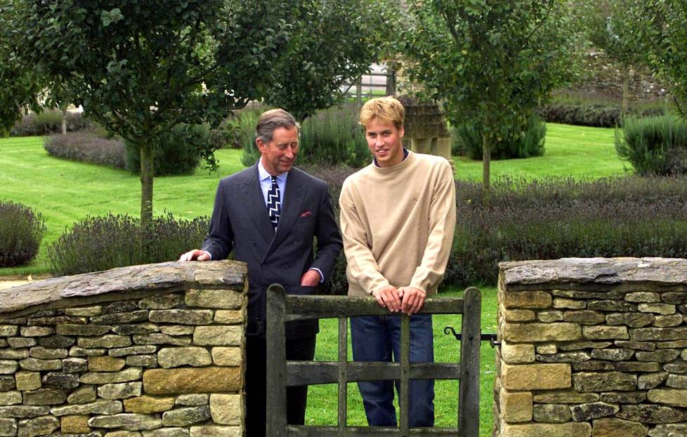 Charles ja hänen vanhin poikansa William Highgroven tiluksilla vuonna 2000. Charlesin noustessa kuninkaaksi tuli Williamista Cornwallin herttua sekä samalla Highgroven isäntä.