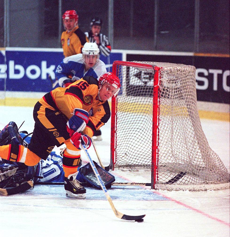 HIFK breeder Juha Nurminen raced a few matches in the 1995–1996 season in the first division of Pitäjänmäki Tarmo, played in the name of the Fazer League.  Picture from December 1995, when Nurminen scored 1 + 1, when PiTa knocked down Junkkari in Kalajoki 6–3.