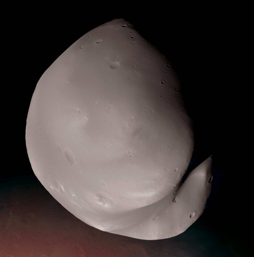 Marsin pieni kuu Deimos on ehkä kiertänyt Marsia jo silloin, kun planeetalla oli paksumpi kaasukehä. Perunamaisen ja rosoisen kuun läpimitta on 11–15 kilometriä. 
