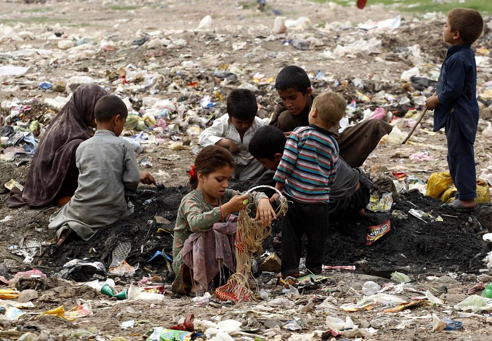 Kansainvälinen valuuttarahasto (IMF) arvioi, että 95 miljoonaa ihmistä on vajonnut viime vuonna äärimmäiseen köyhyyteen. Se tarkoittaa ihmisiä, jotka joutuvat elämään alle 1,90 dollarilla päivässä. Kuvassa lapsia Pakistanin Peshawarissa.
