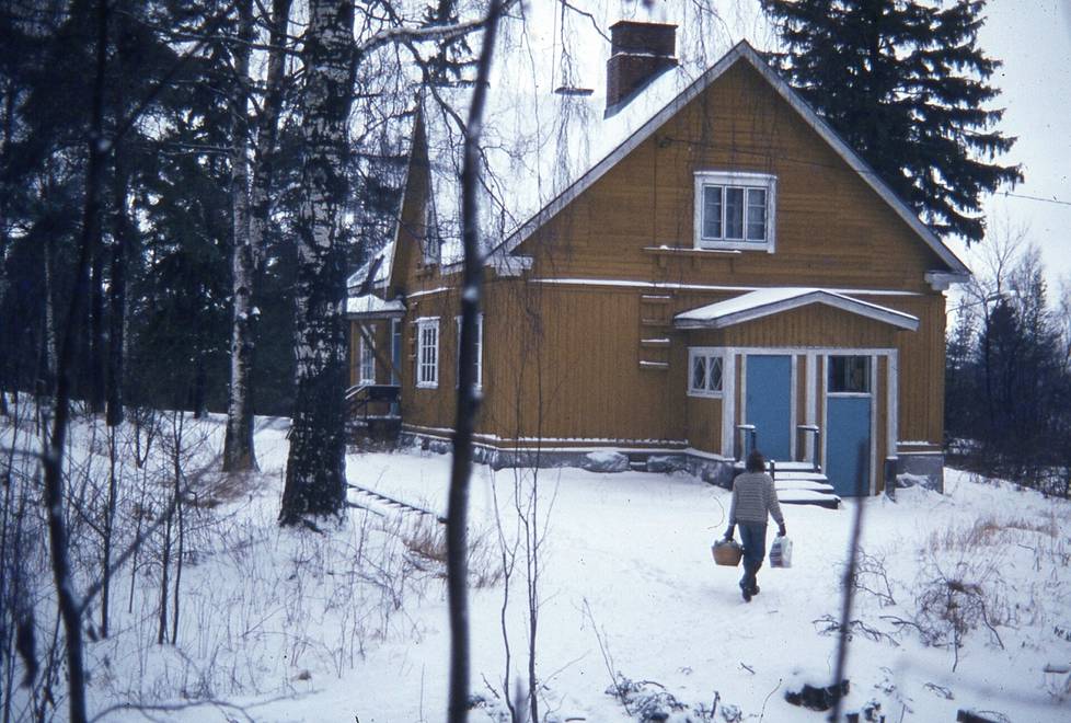 Yksi alkuperäisistä talonvaltaajista, Thomas Wallgren, kantamassa ostoksia taloon. Kuva Työväenmuseo Werstaan kuvakokoelmista. 