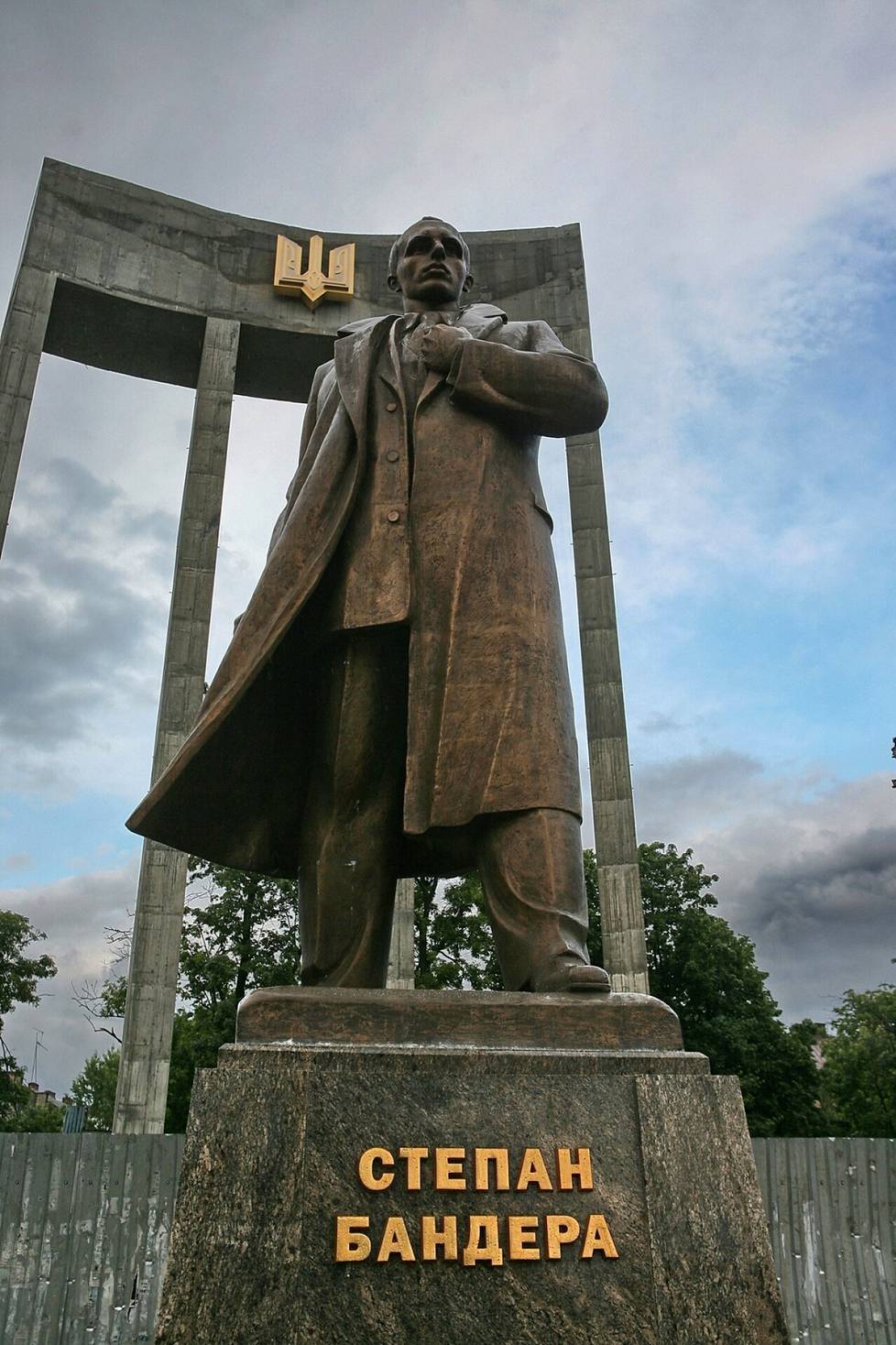 Lvivissä on Stepan Banderaa kunnioittava muistomerkki. Kuva on vuodelta 2009.