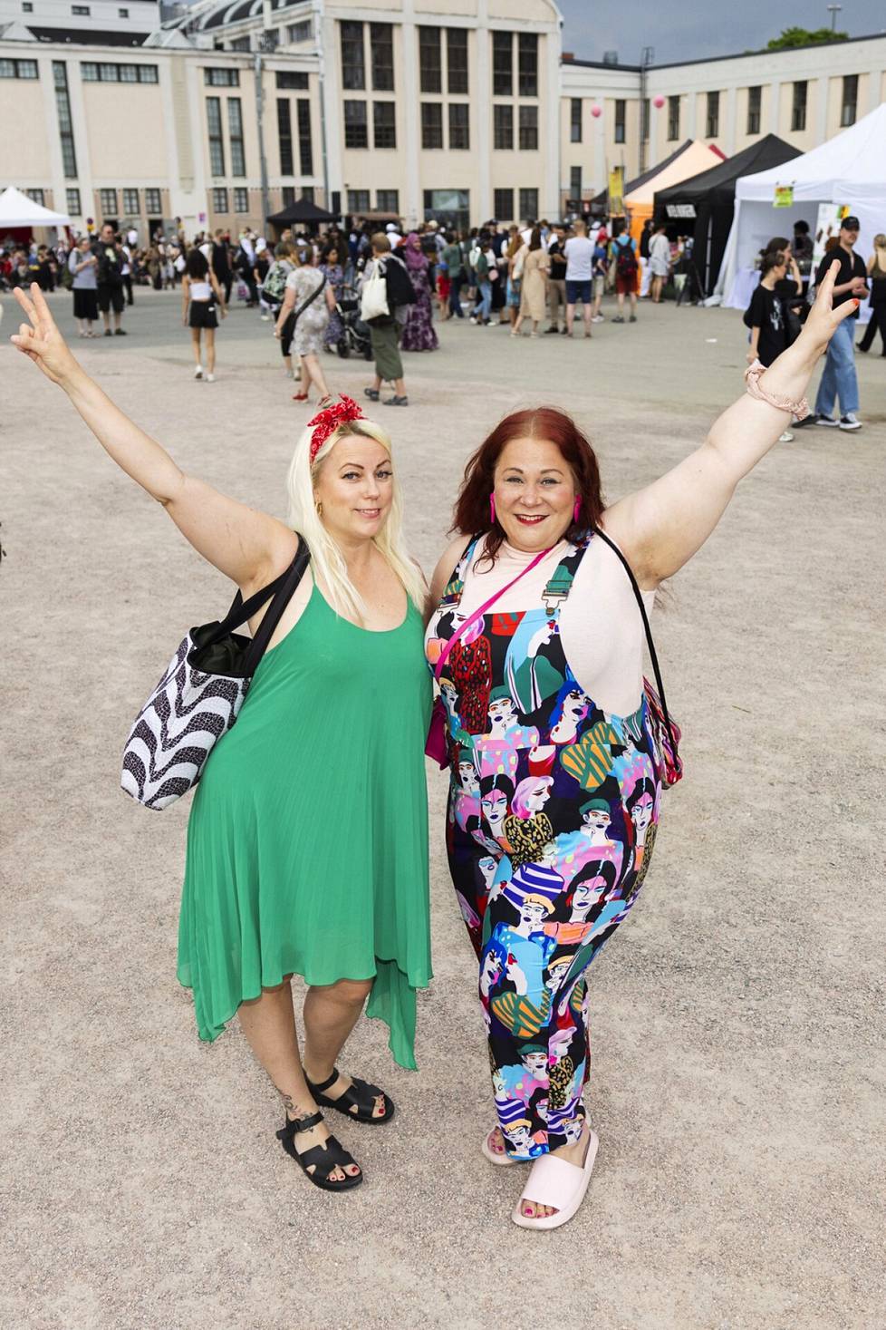 Espoo's Heidi Serpa (left) has a green dress, which according to her is suitable for the summer weather, and in summer there must be color.  According to her, Anna Luoto's jumpsuit from Helsinki has a humanity theme, which is suitable for the festival.