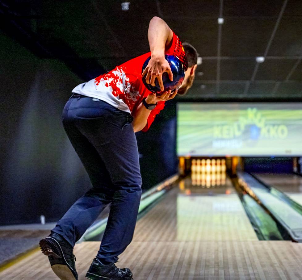 Tomas Käyhkö throws a bowling ball with both hands.