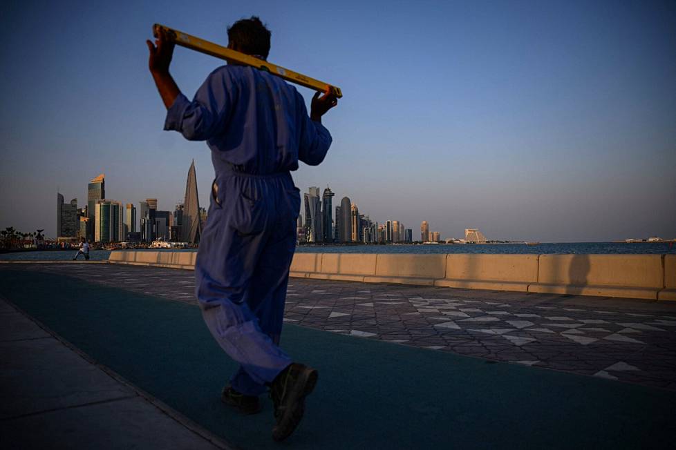 Siirtotyöntekijä kävelemässä Qatarin pääkaupungissa Dohassa viisi päivää ennen MM-kisojen alkua.