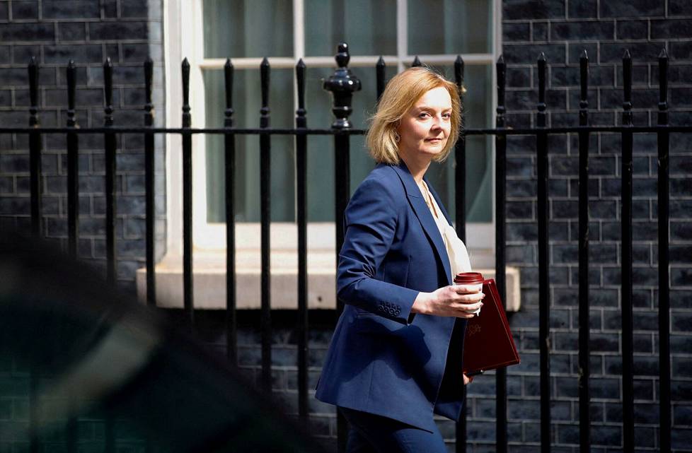 Ulkoministeri Liz Truss pääministerin virka-asunnon edessä heinäkuussa. Trussia pidetään Britanniassa lähes varmasti seuraavana pääministerinä. 
