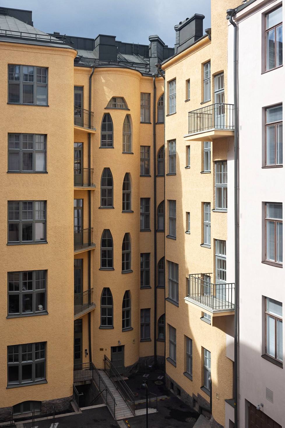 Vuonna 1905 kokonaisuuteen lisättiin Karl Gustaf Grahnin, Ernst G. Hedmanin ja Knut Wasastjernan suunnittelema jugendtalo, ja vuonna 1915 arkkitehti Nikolai Mederin piirtämä pihasiipi, joka yhdisti rakennukset toisiinsa.