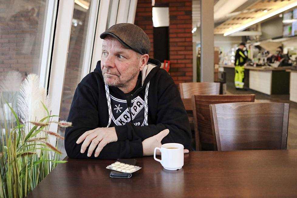 Pasi Jestoi juomassa kahvia Sorsasalon Nesteellä Kuopiossa. 