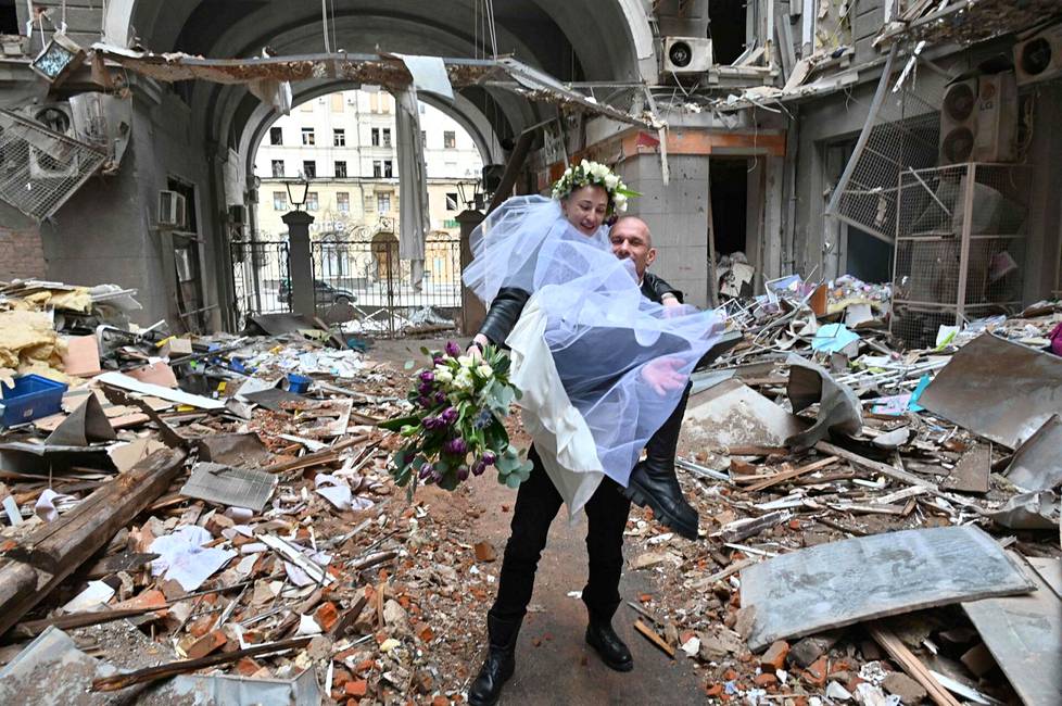 Vastanainut pariskunta, Nastja Gratševa ja Anton Sokolov, poseerasivat kameralle tuhoutuneessa kauppakeskuksessa Harkovassa. Syöpäklinikan sairaanhoitaja ja lääkäri ovat tarjonneet kaupunkilaisille ilmaista hoitoapua kotoaan käsin Venäjän hyökkäyksen alusta alkaen.