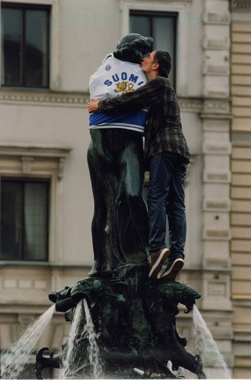 Suomen ensimmäisen jääkiekkokulta vuona 1995 loi perinteen, jossa urheilumenestystä juhlistettiin Mantan patsaan äärellä.
