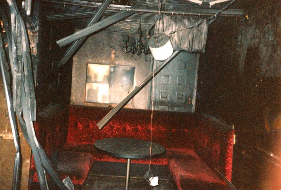 Tulipalon jälkiä Urhon pubin sisustuksessa huhtikuussa 1988.