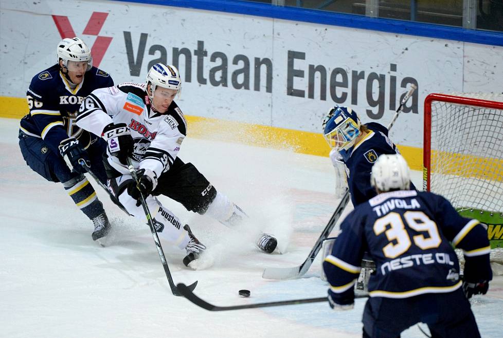Mikko Rantanen teki TPS:n avausmaalin Bluesin Eetu Laurikaisen taakse Kalle Kaijomaan estelyistä huolimatta jääkiekon Liigan ottelussa Blues – TPS Espoossa tammikuussa 2015.