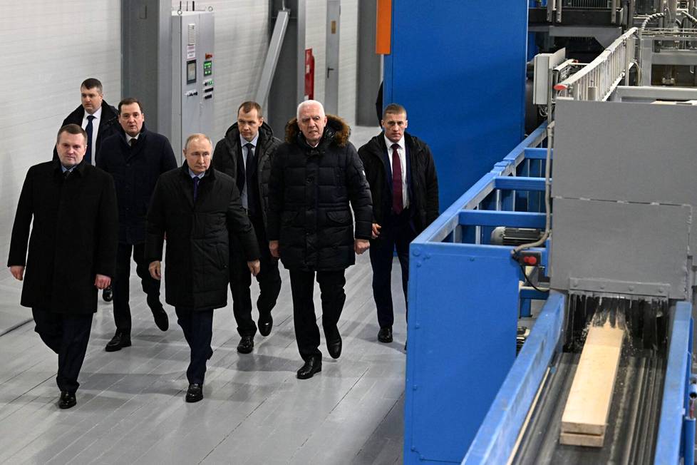Presidentti Vladimir Putin vieraili perjantaina 10. helmikuuta Ustianskin tehtaalla Arkangelissa. Mukana oli paikallisia vaikuttajia, jotka eivät ole Venäjän vallakkaimpien joukossa. 