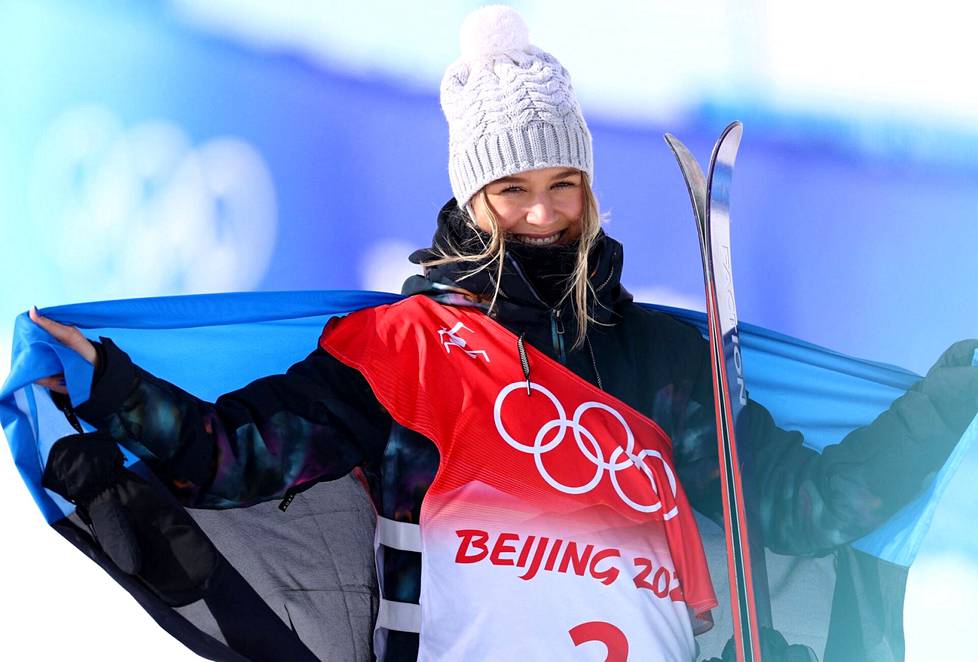 Kelly Sildaru juhlisti freestylen slopestyle-kilpailumuodon olympiapronssia Viron lipun kanssa.