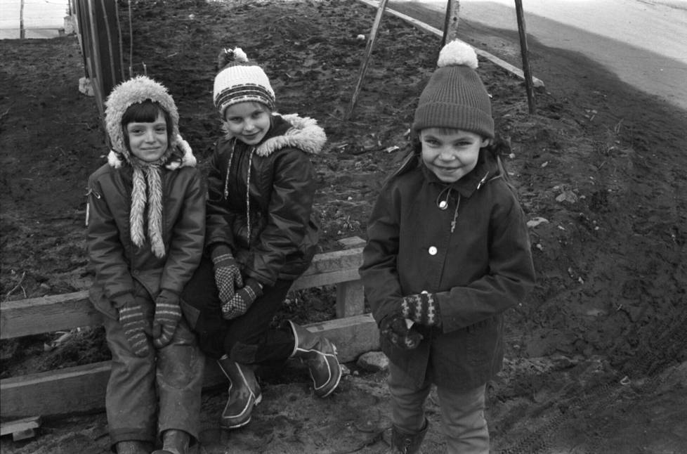Lapsia Kannelkylän uudella asuinalueella Helsingin Kannelmäessä keväällä 1975.