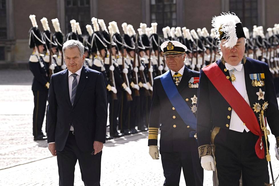 Presidentti Niinistö ja kuningas Kaarle Kustaa kävelivät yhdessä linnan sisäpihalla.