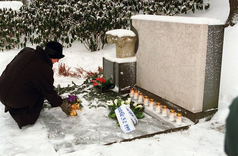 Alvar Aallon, Aino Marsio-Aallon ja Elissa Aallon hauta. –  Viipurin kirjaston johtaja Tatjana Svetelnikova toi kukkia haudalle helmikuussa 1998.